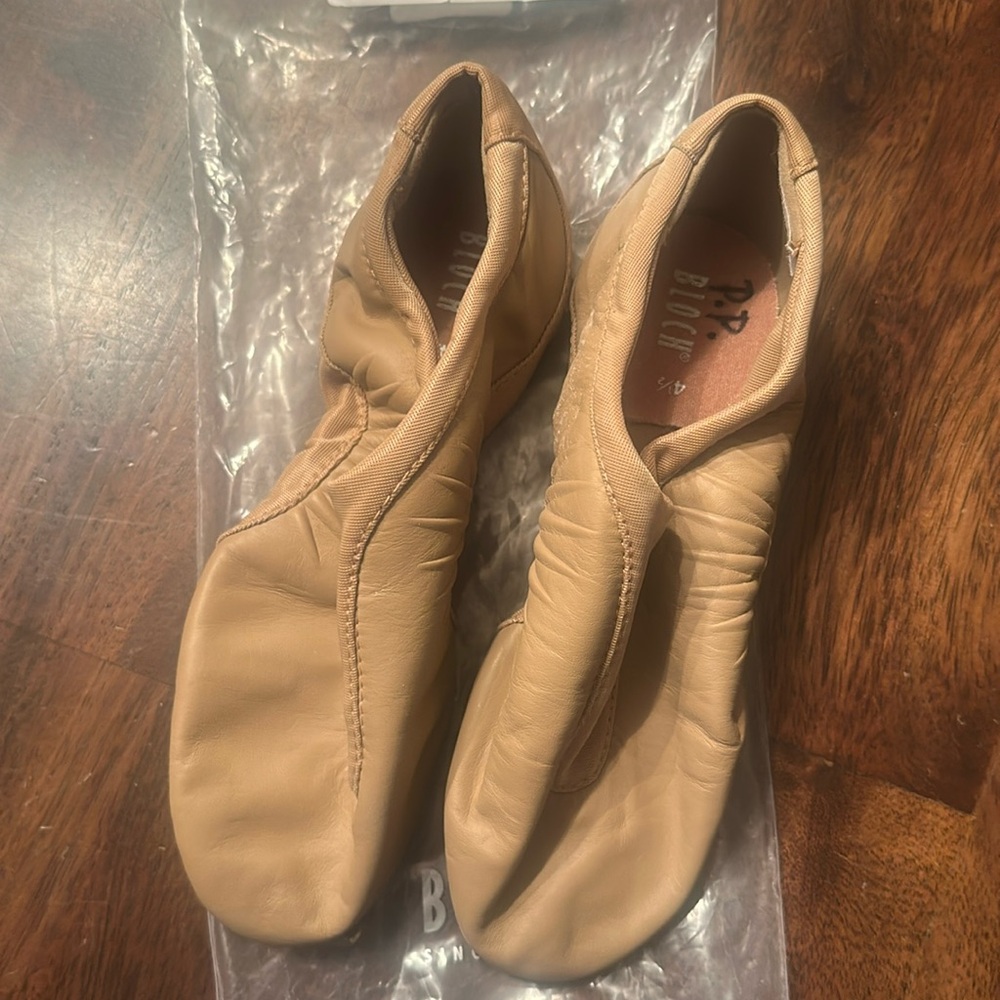 Bloch Beige Leather Flats